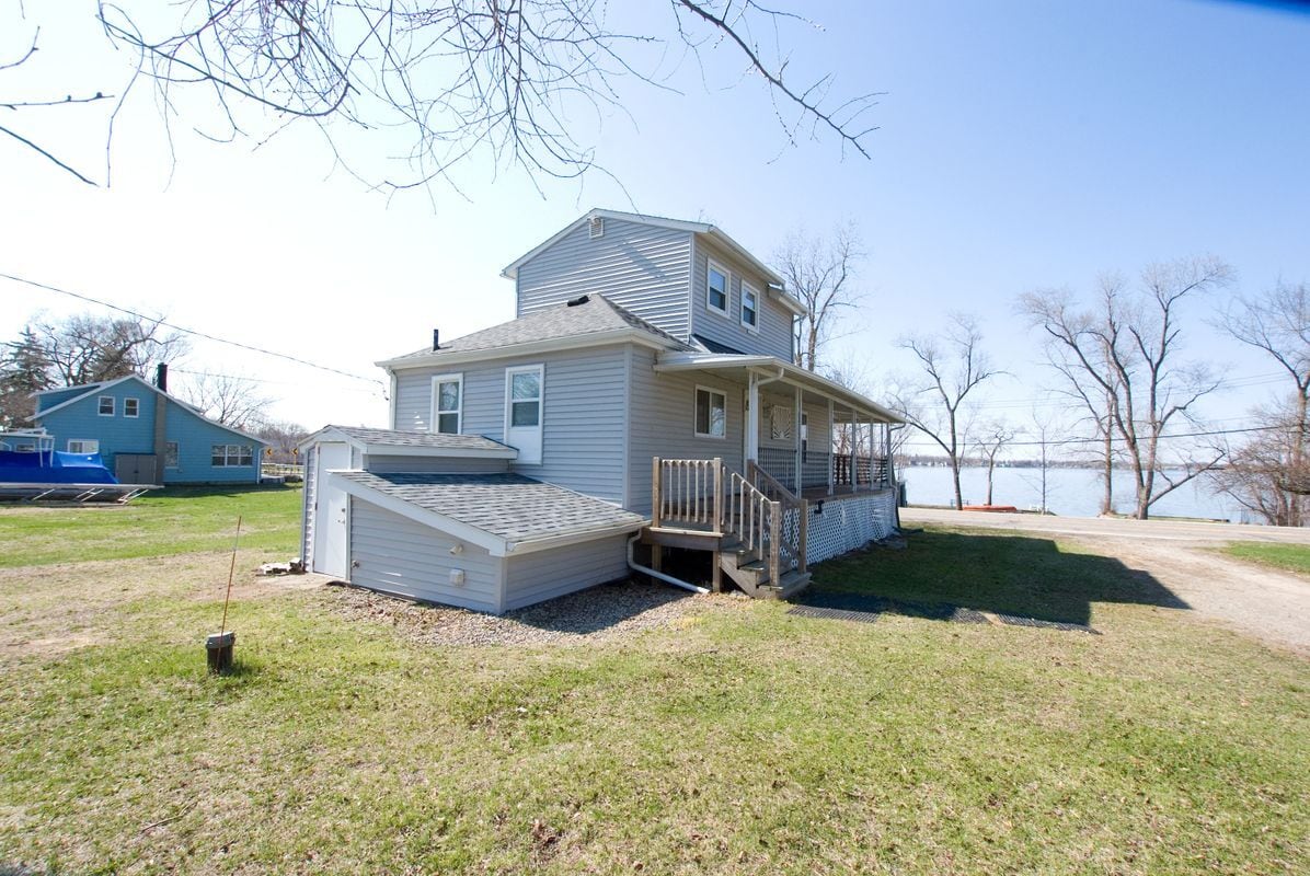 Building Photo - 1805 E Lake Dr