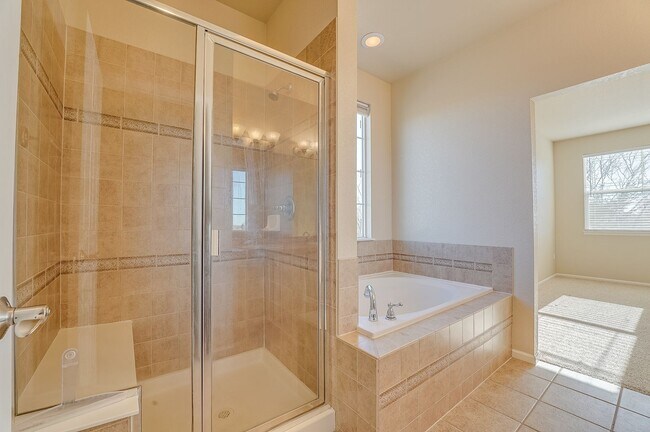 Building Photo - 2 bedroom, 2.5 bath townhome in Observatory Village