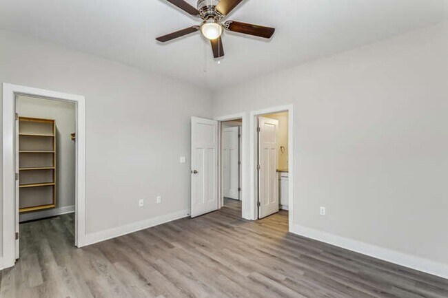 Building Photo - Gorgeous Town Home with Garage & Fenced Ya...