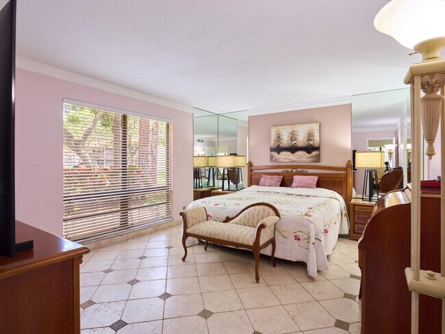 Building Photo - 563 Brackenwood Pl