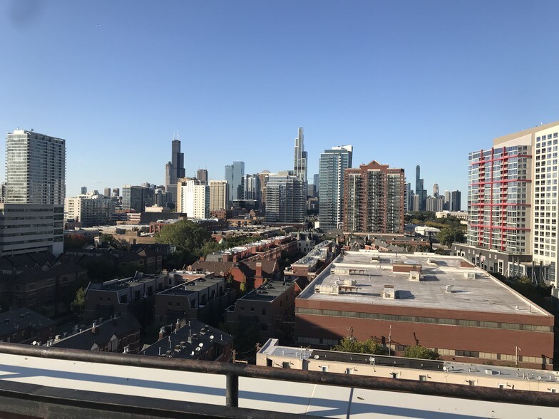 Skyview from green rooftop green sundeck - 320 E 21st St