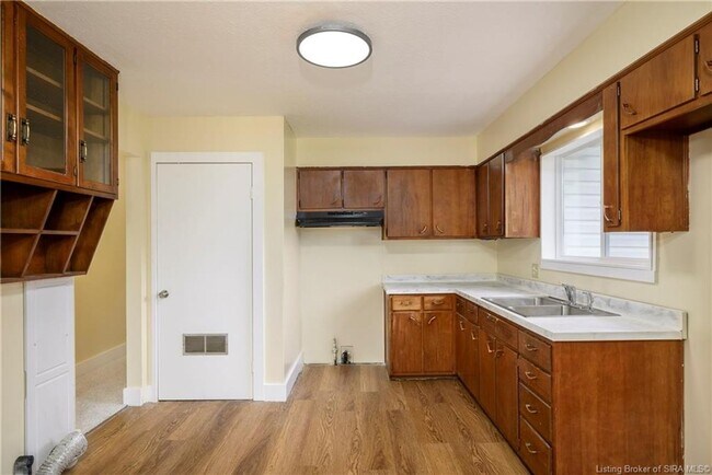 Building Photo - 3 bedroom 1.5 bath house for rent