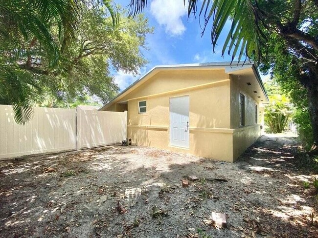 Building Photo - 660 NE 34th Ct