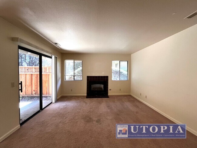 Building Photo - Charming 3 Bedroom, 2-bathroom Townhouse v...