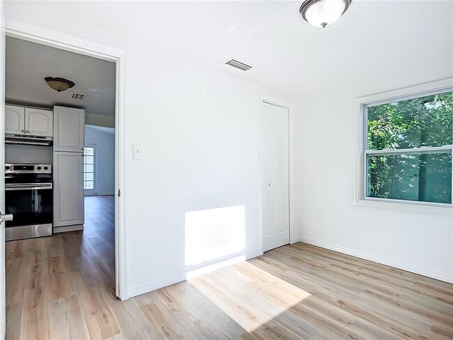 Building Photo - 317 Jessica St S