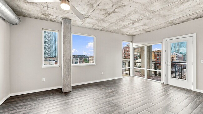 Building Photo - $2,820.95- 2 bed, 1 bath Condo in the heart of Denver with In Unit Laundry!