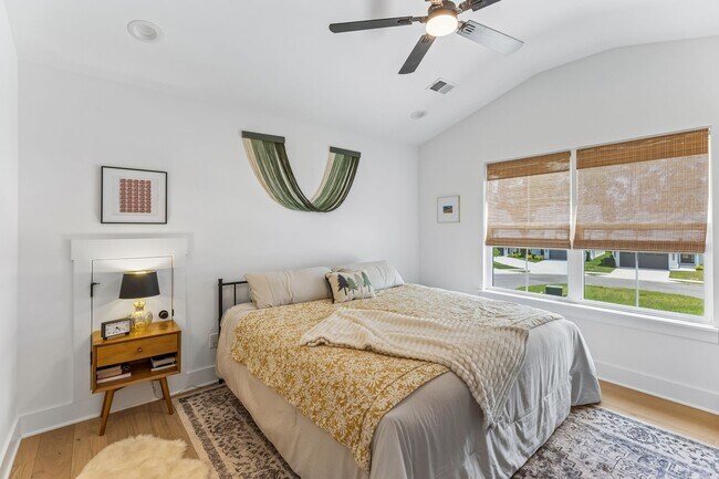 Building Photo - 2025 Pleasant Cv