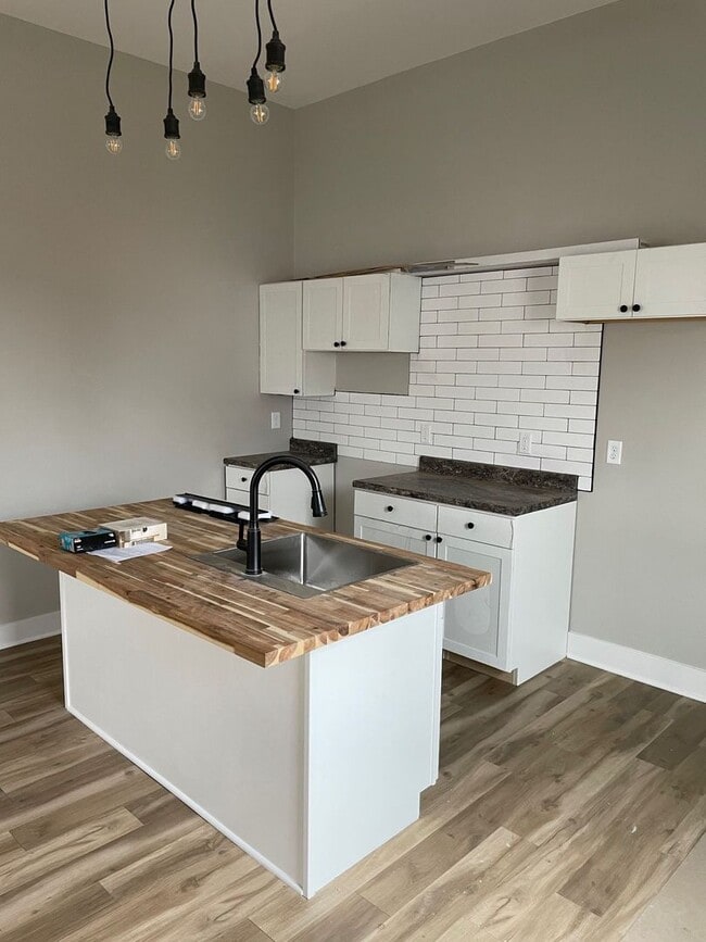 Building Photo - Shelby Park Amazing Newly Renovated 2 Bedr...