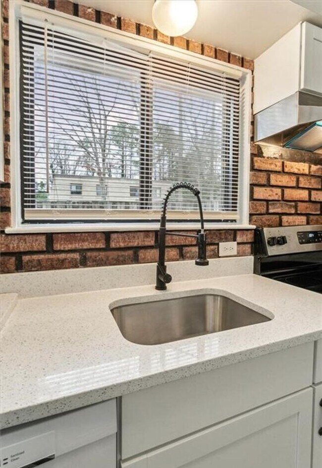 Building Photo - Remodeled Townhouse Ready for A New Tenant