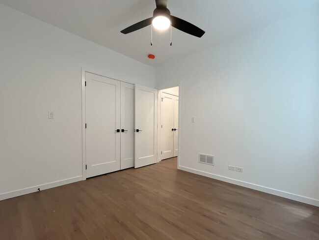 Building Photo - 3710 N Kenmore Ave