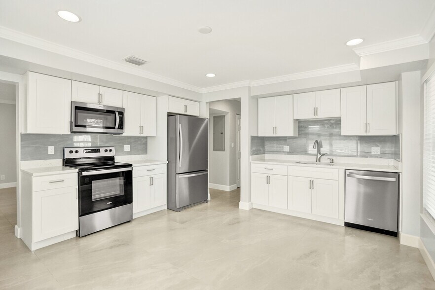 Building Photo - 960 SW 28th St