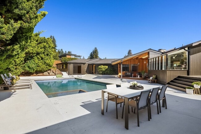 Building Photo - 3Bd/3.5Ba Clyde Hill Home
