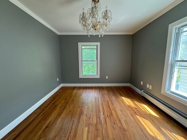 Building Photo - 2nd Floor 1 Bedroom Apartment with Bonus Room