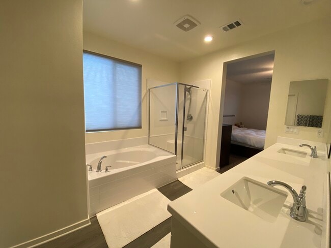 Building Photo - 45131 Landing Pl