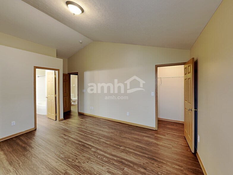 Building Photo - 69 Hutchison St