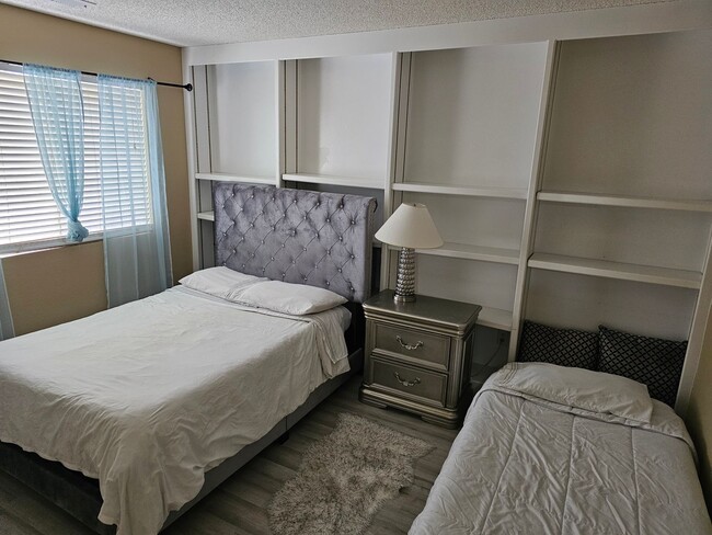Building Photo - Charming House - Backs To Open Space - Ava...