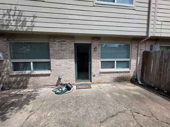 Building Photo - 2114 Greenbriar Colony Dr