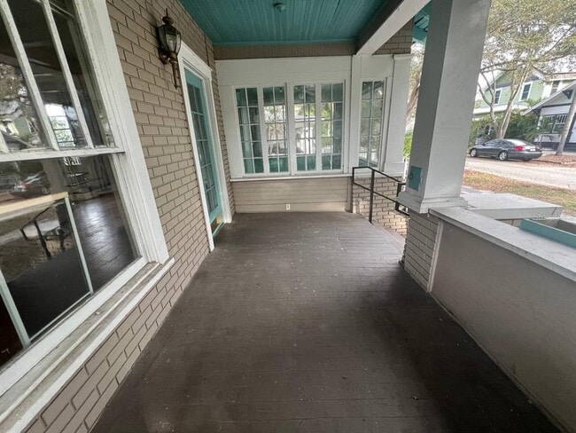 Building Photo - 557 6th Ave N