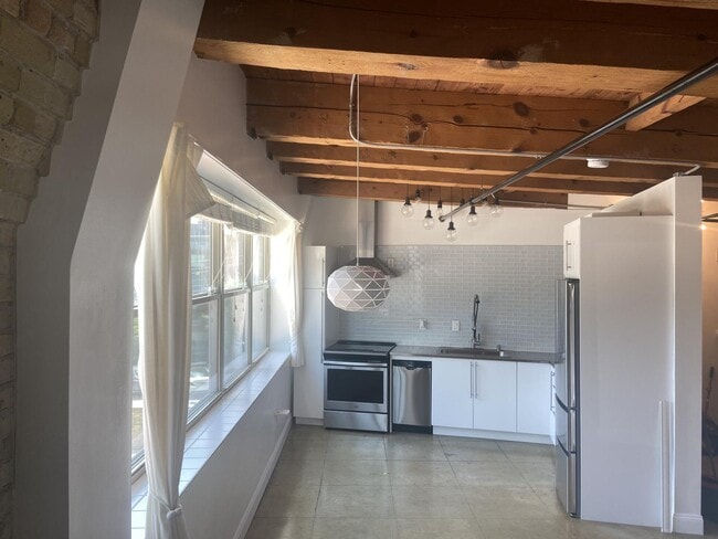 Building Photo - 904 E Pearson St