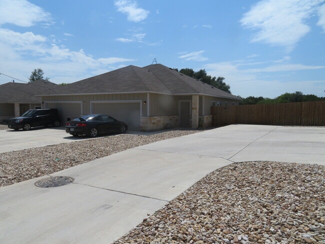 Building Photo - 338 TX-332 Loop