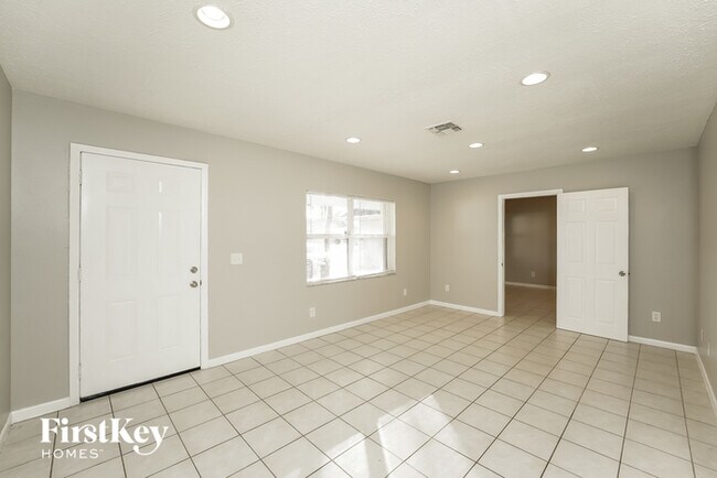 Building Photo - 734 SW Avens St