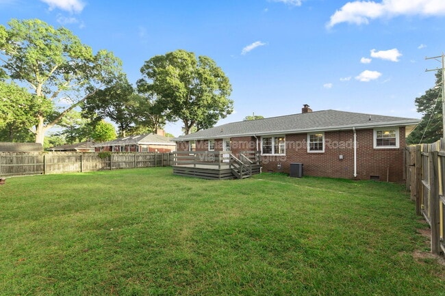 Building Photo - 4900 Briarwood Ln