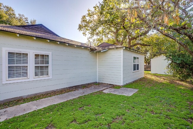 Building Photo - Fully furnished and updated 3 bedroom 2 bath in the heart of River Oaks. Available immediately an...