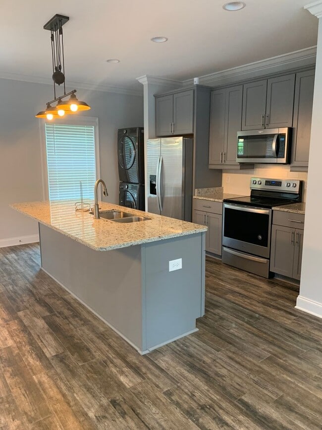 Building Photo - College Oaks