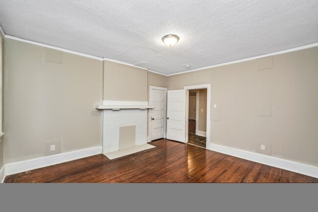 Building Photo - Updated 2-Bedroom Duplex – $800/month | Ta...