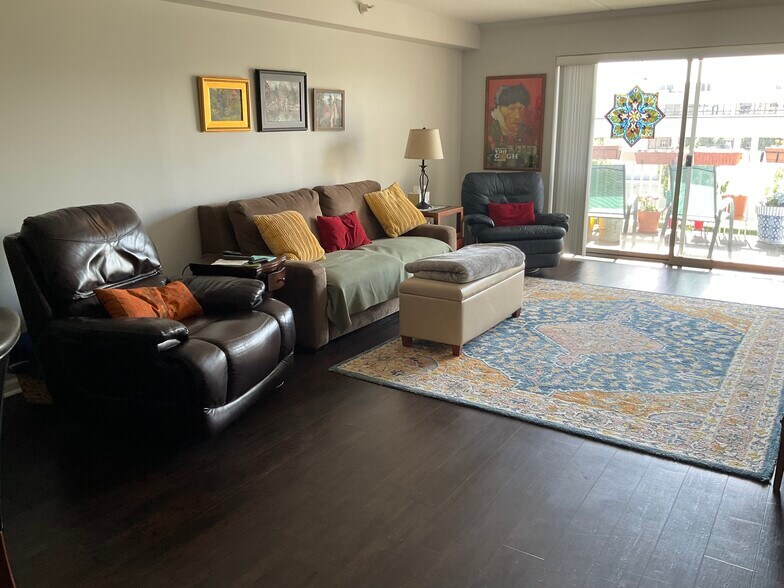 Building Photo - 2020 Saint Regis Dr