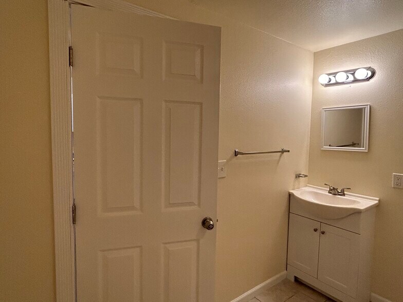 Building Photo - 16840 Bell Ave