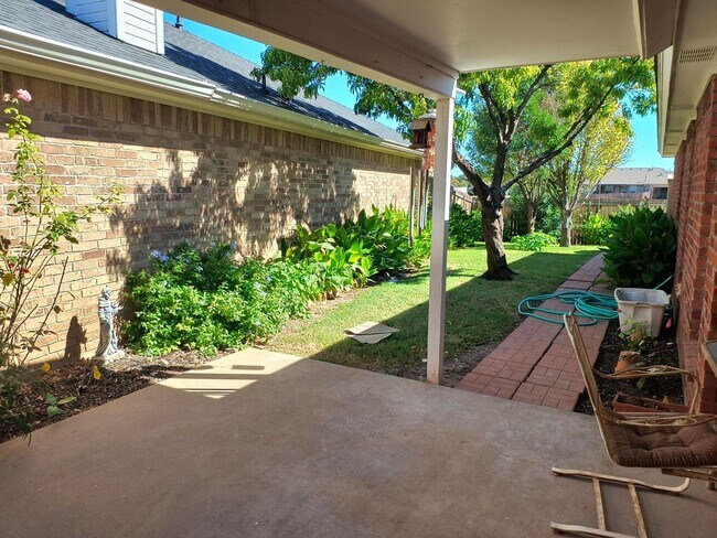 Building Photo - Beautiful and Spacious 3 bedroom, 2 bath h...