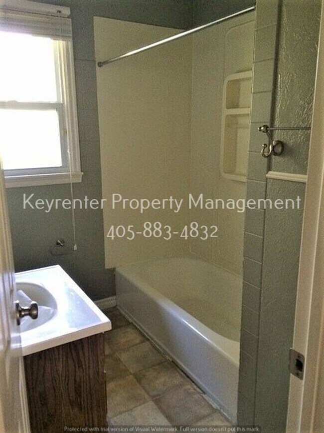 Building Photo - Renovated 3 Bedroom close to OU Campus!! LAWNCARE INCLUDED!!