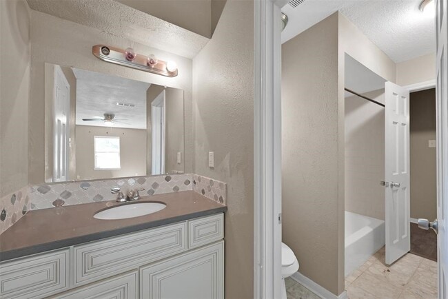 Building Photo - 696 Ravensworth Dr