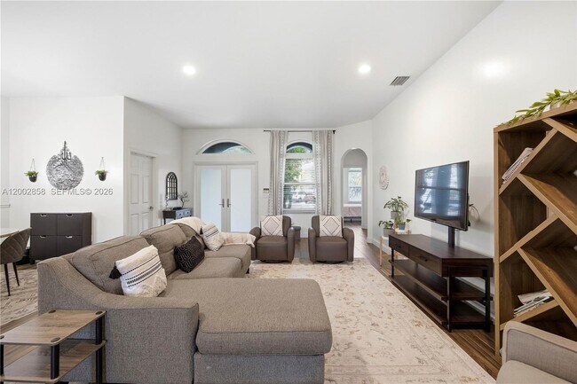 Building Photo - 2615 SE 5th Ct