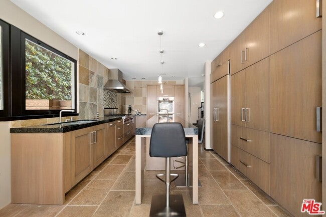 Building Photo - 3300 N Knoll Dr