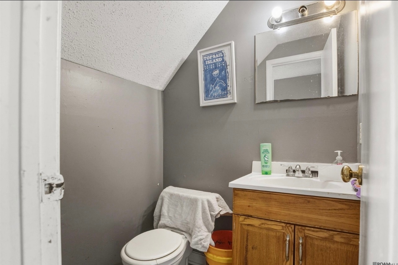 Half bathroom - 1128 Dimarco St