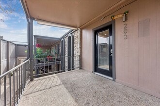 Building Photo - 2/1 Windsor Park Condo - Available Now!