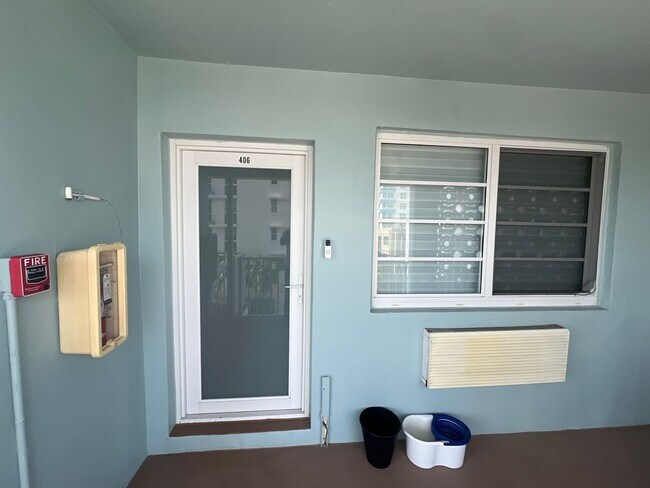 Building Photo - Excellent location in the heart of south b...