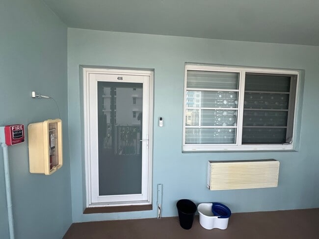 Building Photo - Excellent location in the heart of south beach!