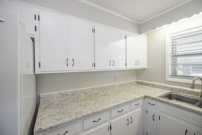 Building Photo - 240 Maywood Dr