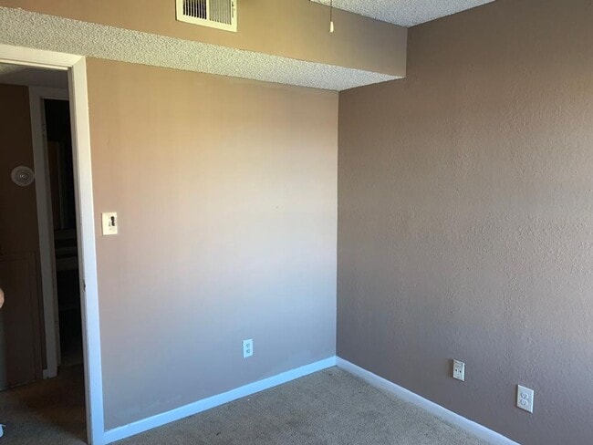 Building Photo - Excellent 2 bed / 1 bath within Regency Ga...