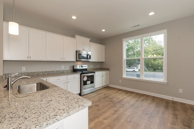 Building Photo - Four Bedroom Home