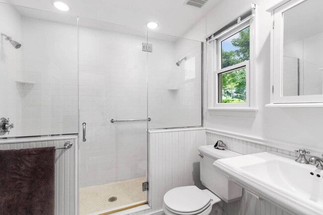 Building Photo - 114 Narod Blvd