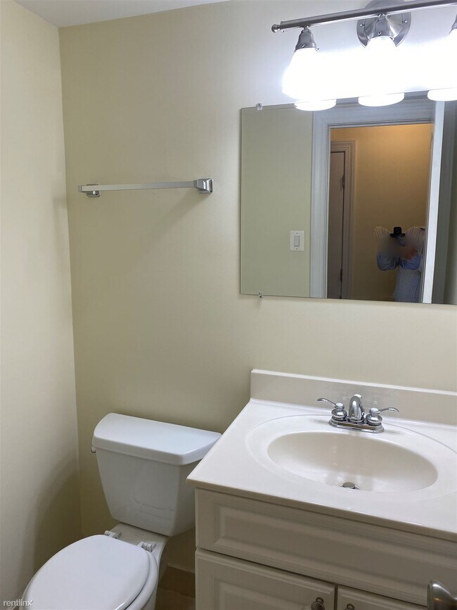 Building Photo - 3 br, 1.5 bath Condo - 6301 Hil Mar Dr Unit 1