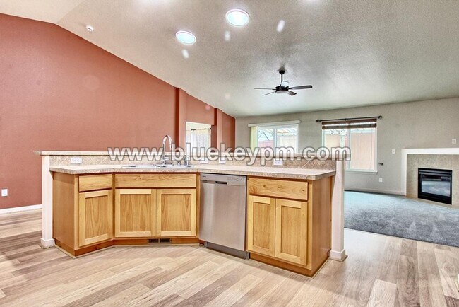 Building Photo - 3 Bed, 2 Bath : A GREAT Multi-Generational Home