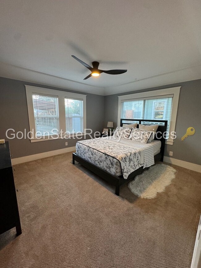 Building Photo - Pleasant St