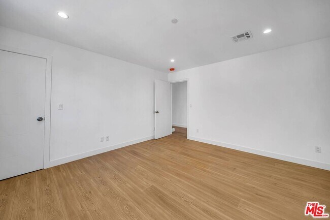 Building Photo - 227 S Park View St
