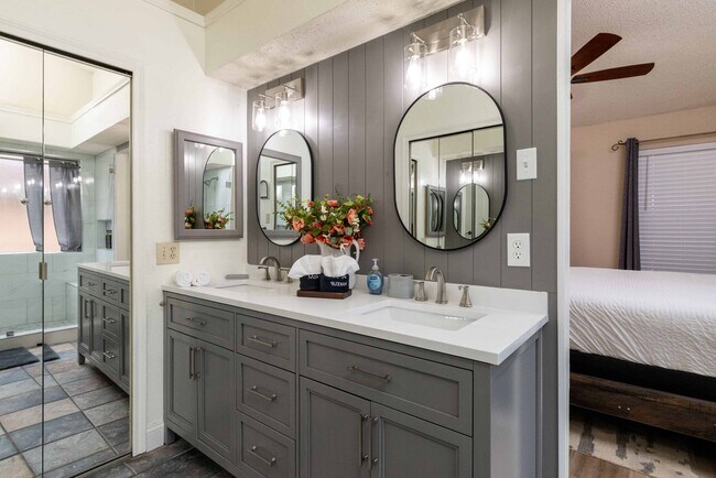 Building Photo - 8467 Willow Creek Dr