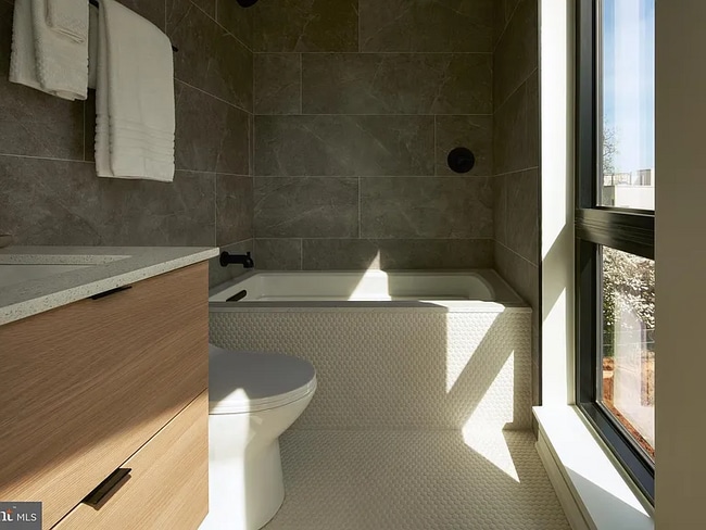 Building Photo - 2011 Cambridge St